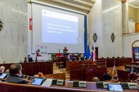 Sala Sejmu podczas obrad - slajd na ekranie: Wykonanie Budżetu Województwa śląskiego za 2019 rok