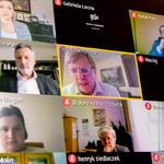 widok ekranu telewizora z podglądem wizerunku radnych biorących udział w sesji Sejmiku zdalnie
