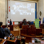 zgromdzeni na Sali Sejmu w postawie stojącej