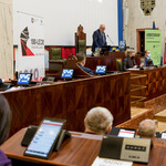 widok sali Sejmu z oddalenia - w kadrze Przewodniczacy Sejmiku, radni, Zarząd Województwa