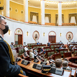 widok sali Sejmu z oddali w ławach zasiadają radni i goście 