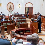 widok sali Sejmu z oddali w ławach zasiadają radni i goście 