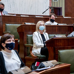 widok sali Sejmu z oddali - w ławach zasiadają radni 
