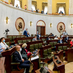 widok sali Sejmu z oddali - w ławach zasiadają radni