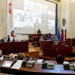 widok sali Sejmu z oddali 