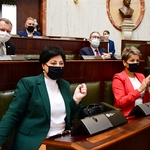 widok sali Sejmu - w ławach zasiadają ludzie