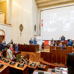 widok sali Sejmu z oddali, wszystkie zebrane osoby w postawie stojącej i zadumie