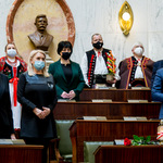 osoby zebrane na sali Sejmu w postawie stojącej i zadumie