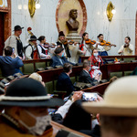 widok sali Sejmu z oddali - w ławach zasaidają radni, na odwodzie stoją muzycy w strojach góralskich i grają na instrumentach