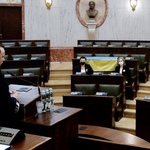 sala Sejmu podczas obrad Sejmiku Województwa, widok z oddali w ławach zasiadają radni