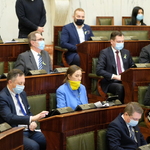 sala Sejmu podczas obrad, w ławach zasiadają radni