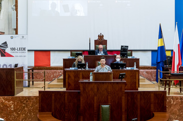 sala Sejmu podczas obrad Sejmiku - widok na prezydium