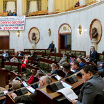 widok sali Sejmu w oddali w ławach zasiadają radni