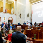 widok sali Sejmu z oddali - wszyscy zebrani w postawie stojącej i zadumie