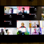 ekran telewizora z podglądem wizerunku radnych Sejmiku biorących udział w sesji zdalnie