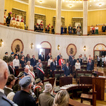 widok zapełnionej sali Sejmu z oddali (w ławach zasiadają radni, goście sesji, pracownicy urzędu, chór Zespołu Śląsk, orkiestra górnicza)