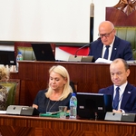 widok prezydium Sali Sejmu - zasiadają 4 osoby