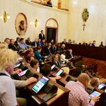 widok wypełnionej ludżmi sali Sejmu z oddali 