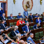 widok sali Sejmu z oddali w ławach zasiadają ludzie