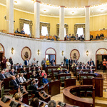 widok sali Sejmu z oddali w ławach zasiadają radni Sejmiku oraz goście