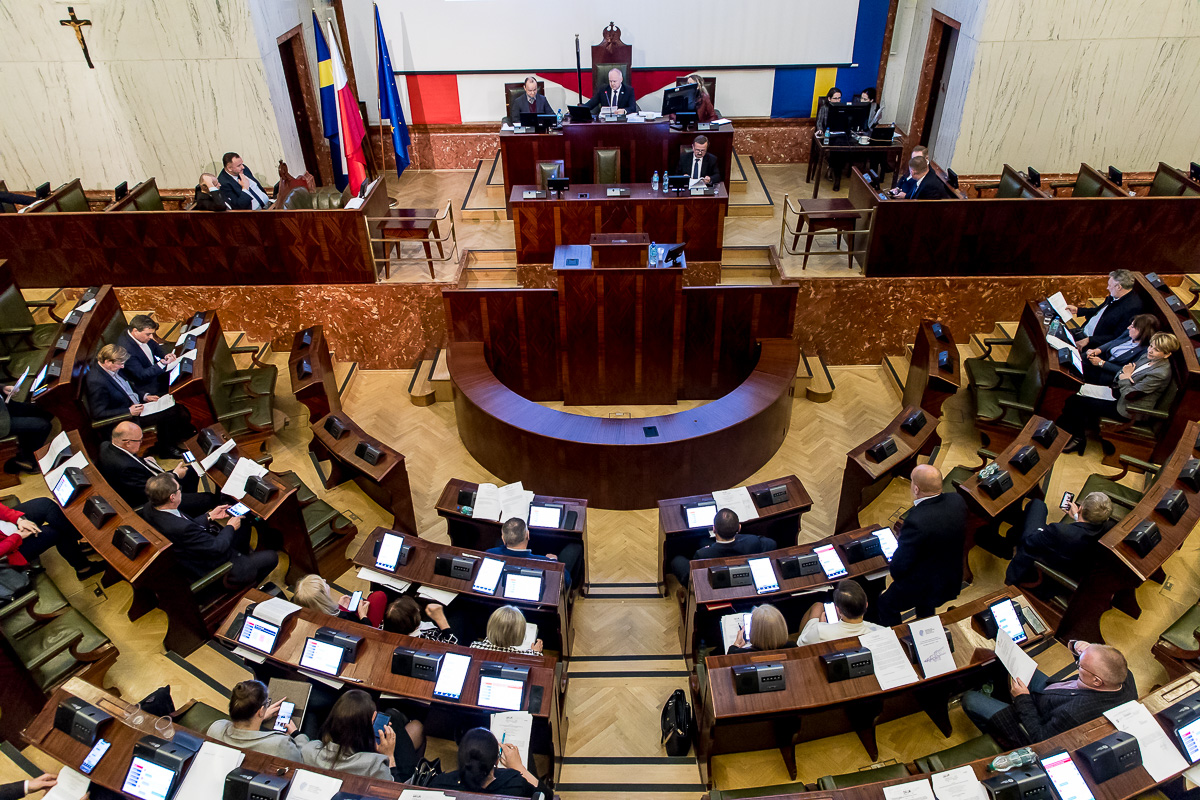 sala Sejmu podczas obrad na sesji - widok z góry