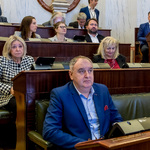zdjęcie sali Sejmu w ławach zasiadają ludzie