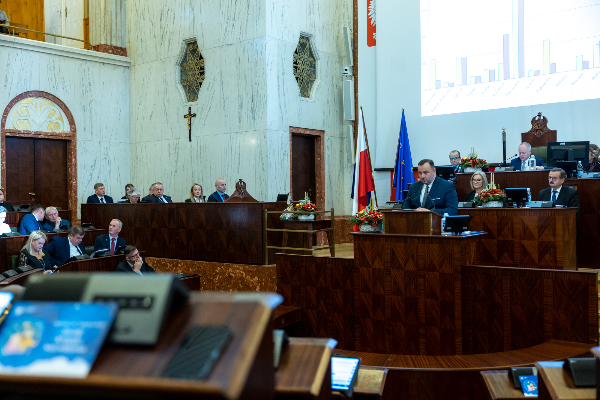 sala Sejmu podczas obrad Sejmiku - widok z oddali w ławach zasiadają ludzie