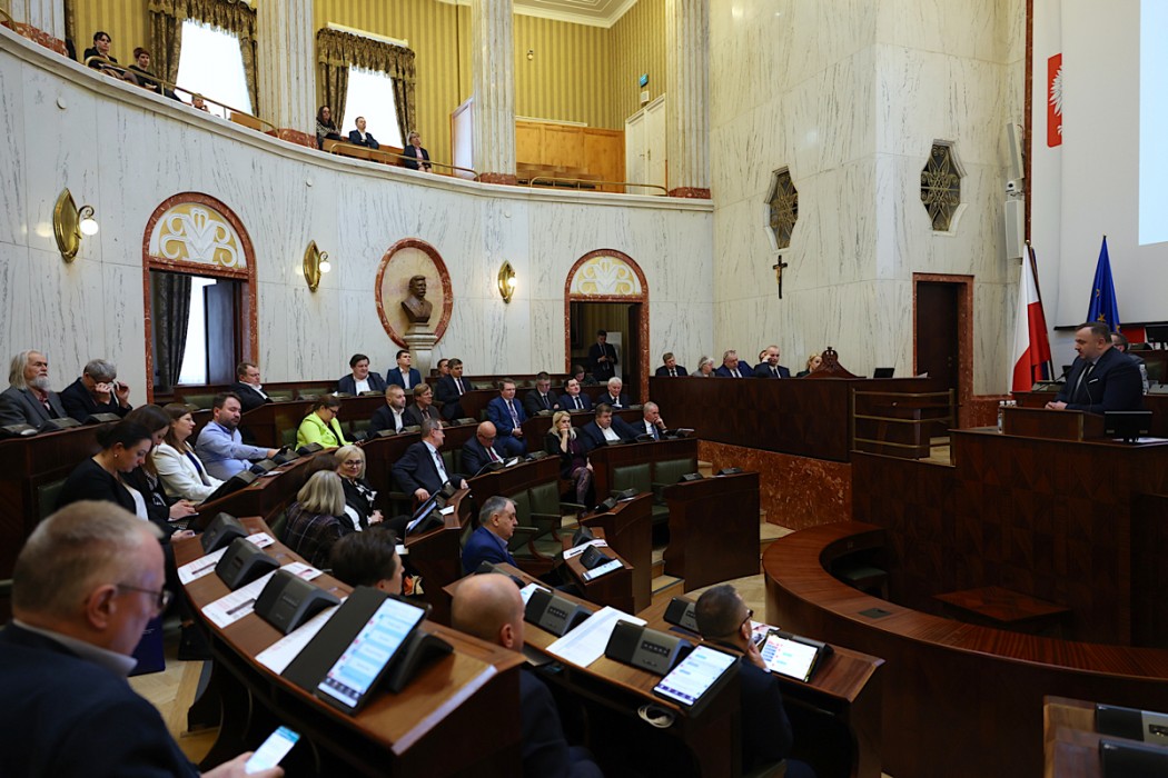 sala Sejmu podczas sesji Sejmiku - widok z oddali