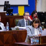 kobieta przemawia na mównicy w tle prezydium Sejmiku