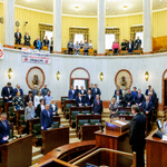 sala Sejmu podczas sesji Sejmiku widok z oddali w ławach zasiadają radni oraz goście