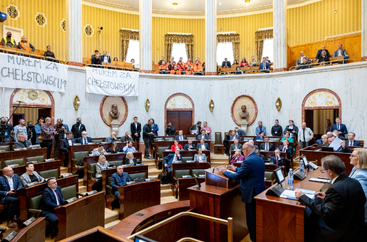 sala Sejmu podczas sesji Sejmiku - widok z oddali sala główna oraz galeria wypełnione siedzącymi ludźmi