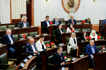 Sala Sejmu podczas obrad Sejmiku - widok z oddali w ławach zasiadają radni