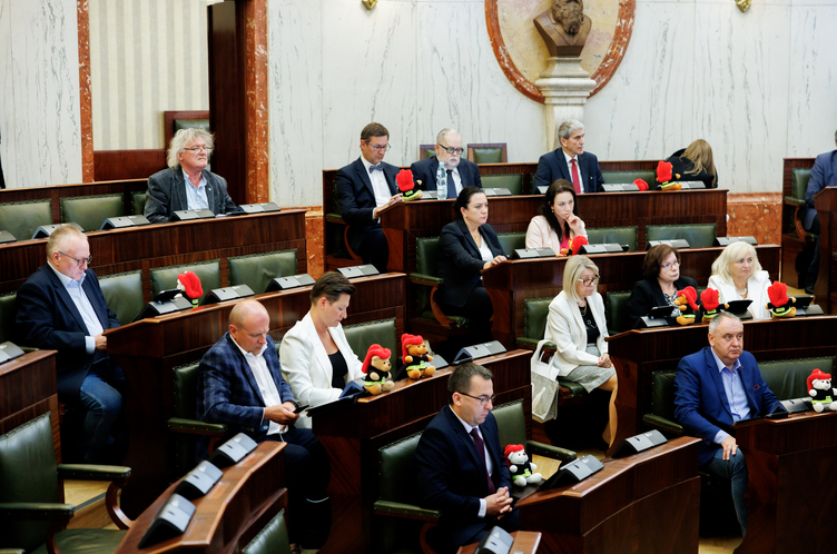 Sala Sejmu podczas obrad Sejmiku - widok z oddali w ławach zasiadają radni