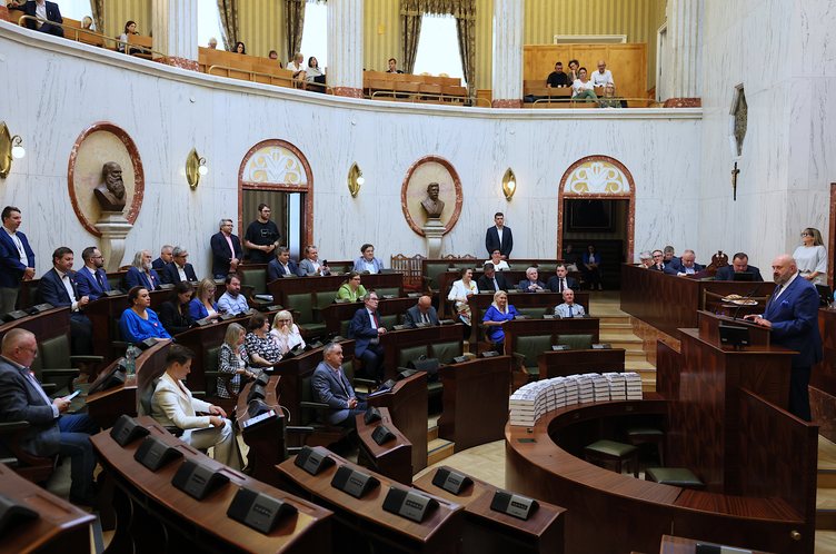 sala Sejmu podczas obrad na sesji - widok z oddali