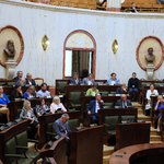 widok sali Sejmu z oddali, w ławach zasiadają radni 