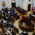 widok sali Sejmu z góry, w ławach zasiadają radni i goście 