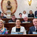 widok ław na sali Sejmu w ławach siedzą uczestnicy sesji