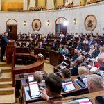 widok sali Sejmu z oddali w ławach zasiadają ludzie 