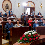 widak sali Sejmu z oddali w ławach zasiadają radni
