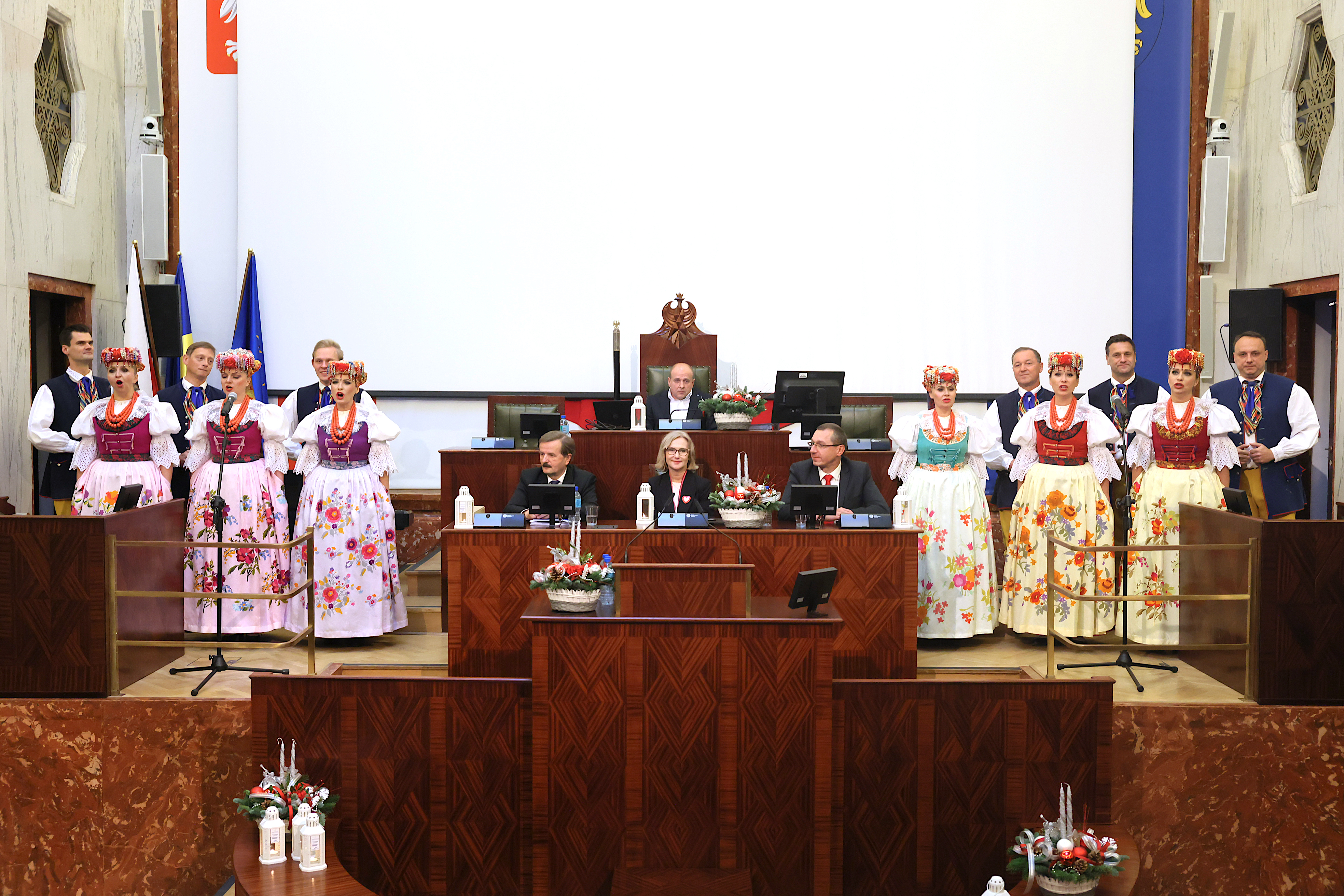 sala Sejmu podczas sesji Sejmiku - widok prezydium z oddali