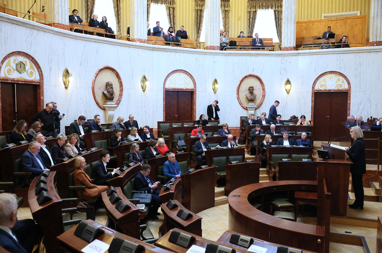 sala Sejmu podczas sesji Sejmiku - widok z oddali w ławach zasiadają radni