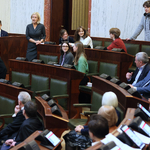 kilkoro młodych osób zasiada w ławach na sali Sejmu