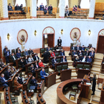 sala Sejmu podczas sesji Sejmiku - widok z oddali, w ławach zasiadają radni oraz goście sesji