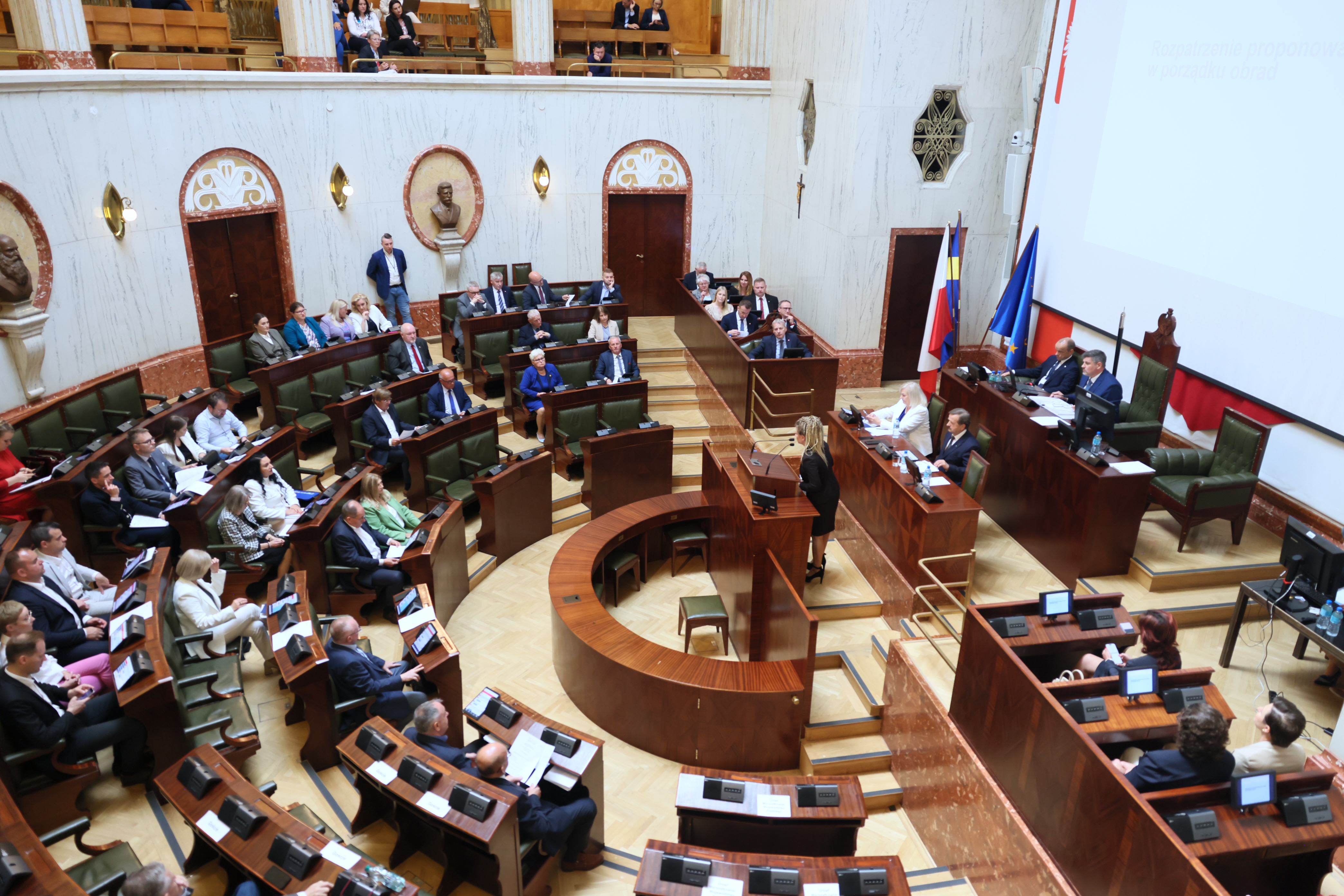 sala Sejmu podczas obrad na sesji Sejmiku - widok z oddali