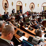 widok sali Sejmu z oddali w ławach zasiadają ludzie