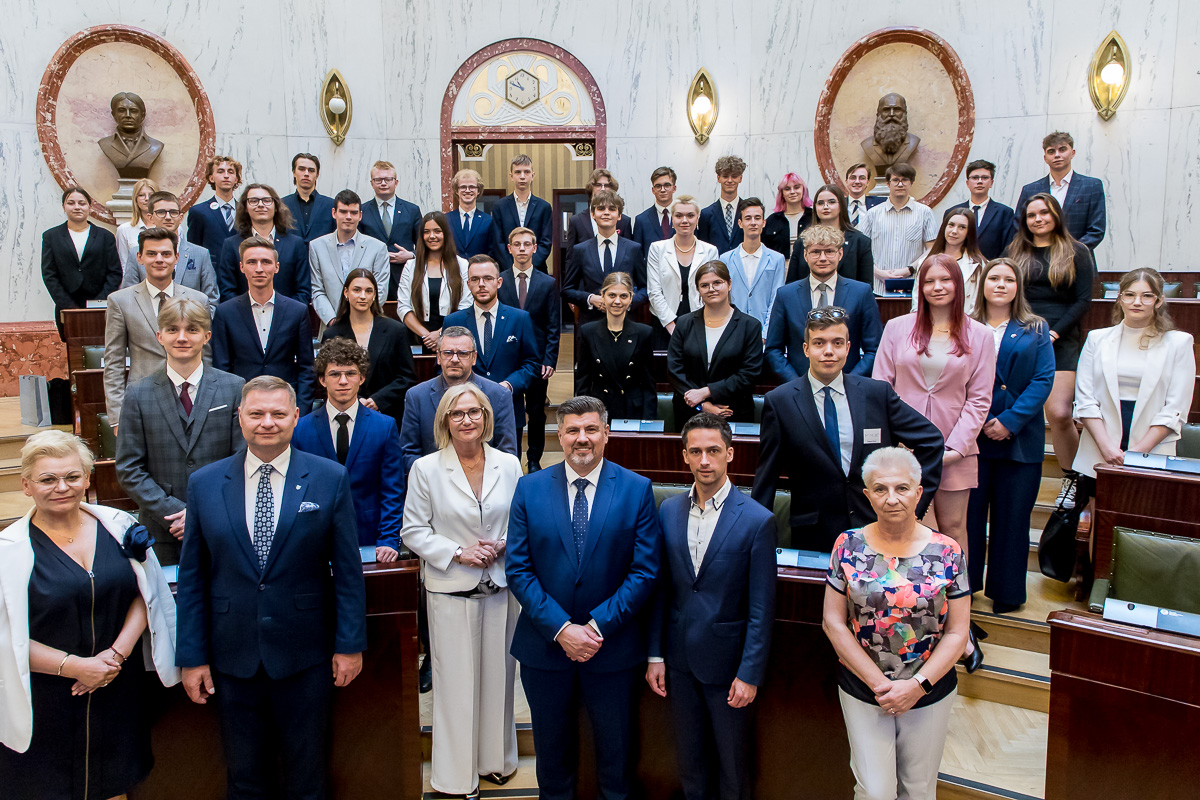 zbiorowe zdjęcie radnych Młodzieżowego Sejmiku oraz gości - kilkudziesięcioro ludzi w postawie stojącej