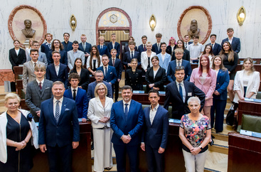 zbiorowe zdjęcie radnych Młodzieżowego Sejmiku oraz gości - kilkudziesięcioro ludzi w postawie stojącej
