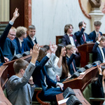 sala Sejmu podczas obrad młodzieżowego sejmkiu - w ławach zasiadają radni