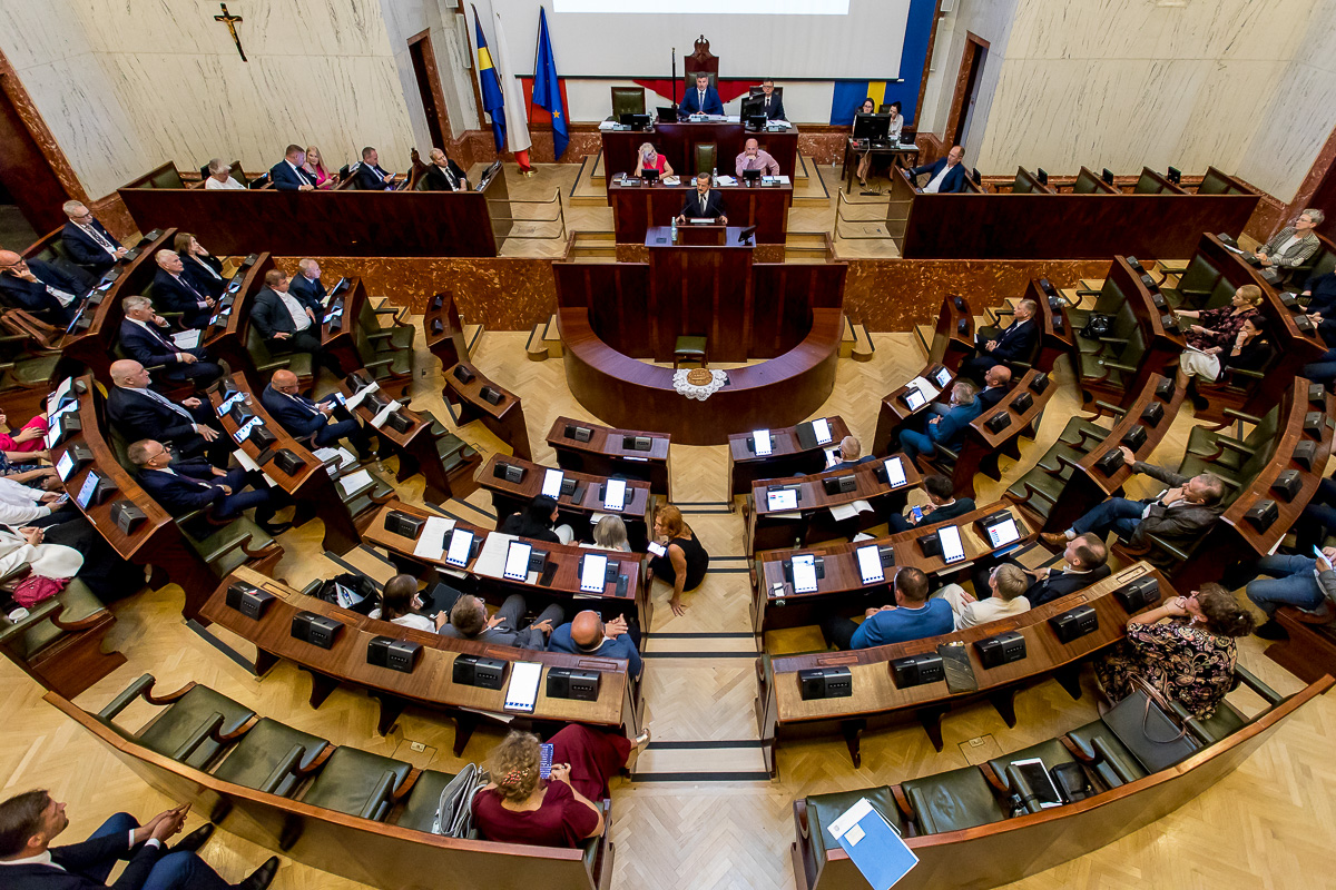 sala Sejmu podczas obrad Sejmiku - widok z oddali