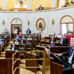 sala Sejmu podczas obrad na sesji - widok z oddali w ławach zasiadają radni